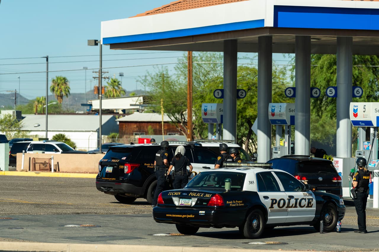 Luego de más de 
<b>dos horas de negociación</b>, el equipo SWAT logró que el sujeto saliera del lugar y fuera detenido sin ocasionar daños a los agentes o a la comunidad.