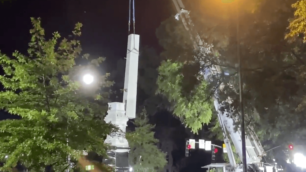 Desmantelan monumento a la Confederación del Capitolio de Carolina del Norte, luego de 125 años 