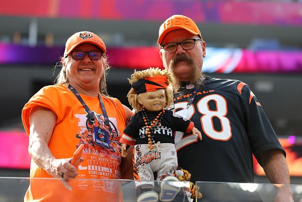 Sabemos que la mascota de Los Bengals es un hermoso tigre de bengala de nombre 'WHO DEY'
<i>, </i>pero estos fanáticos viajaron a Los Ángeles con un particular amuleto. ¿Lo reconoces?