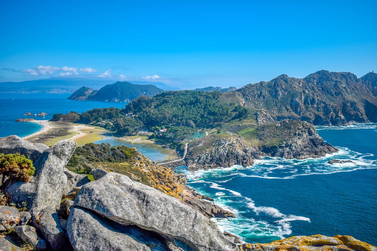 <b>Islas Cíes (España)</b>
<br>
<br>Desde mucho tiempo antes de la pandemia estas islas frente a la costa de Galicia habían limitado la cantidad de visitantes diarios para proteger su medio ambiente contra el turismo excesivo.
<br>
<br>Los estrictos esfuerzos de conservación incluyen restricciones contra los automóviles, los hoteles y el ruido. Solo en áreas designadas y controladas los visitantes pueden explorar libremente sus largas playas, bucear en aguas cristalinas y caminar por senderos que serpentean hacia faros pintorescos. 
<br>