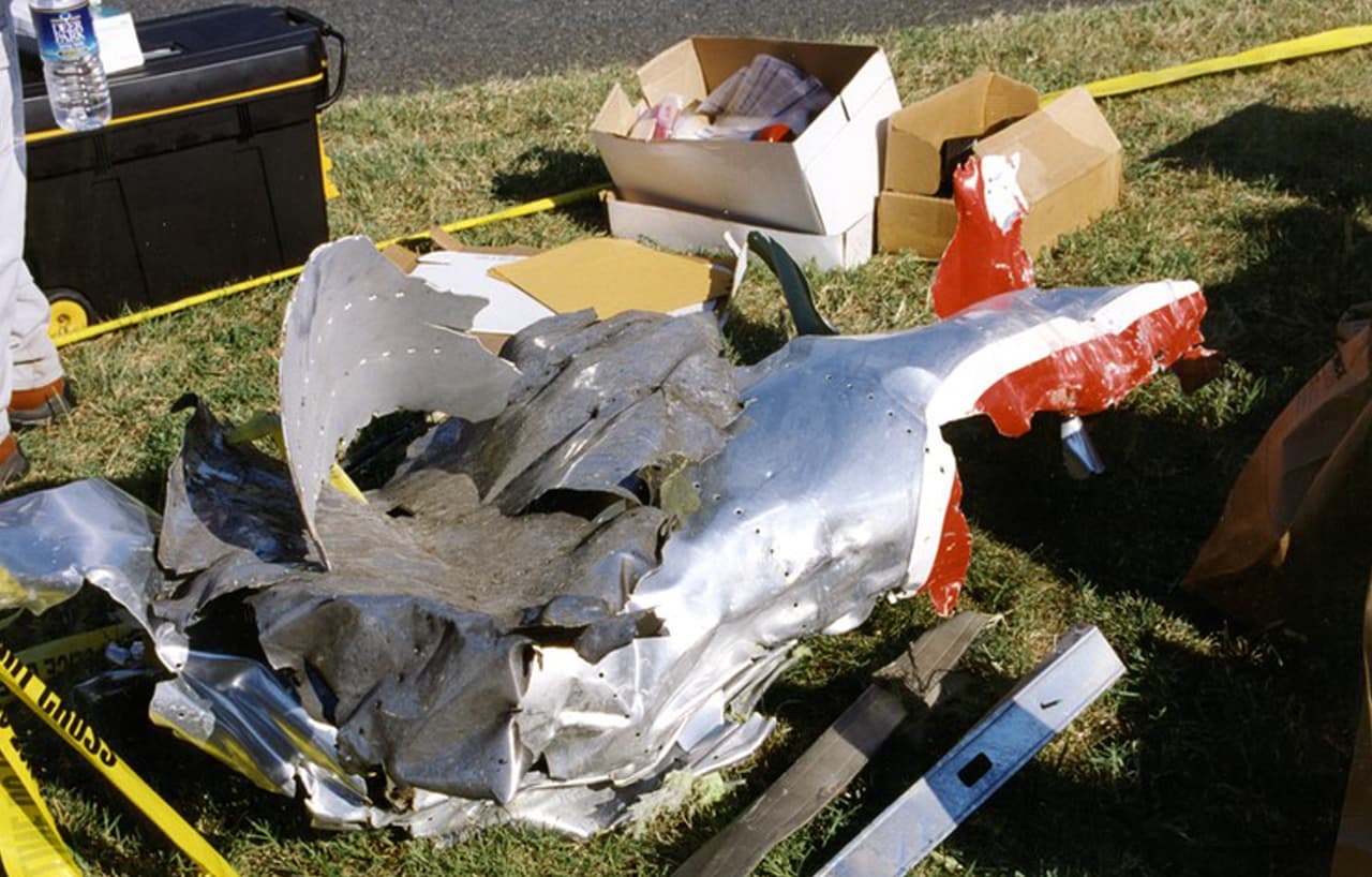 Escombros del avión. De los 125 muertos en el atentado, 92 estaban en el primer piso, 31 en el segundo, y dos en el tercero.