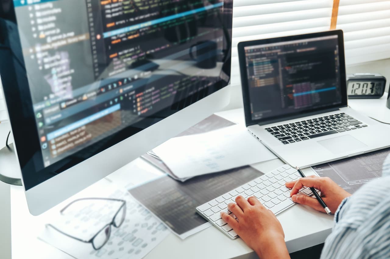 <b>Puesto 5. Desarrollador de software</b>
<br>
<br>Industria: tecnología
<br>
<br>Salario anual promedio: 110,140 dólares
<br>
<br>Tasa de desempleo: 3%
<br>
<br>Proyección del crecimiento para 2030: 22% (409,500 nuevos trabajos)
<br>
<br>Diseñan los programas de computadoras y aplicaciones para teléfonos inteligentes. Deben tener una licenciatura en informática, en ingeniería de software o en otro campo relacionado.
