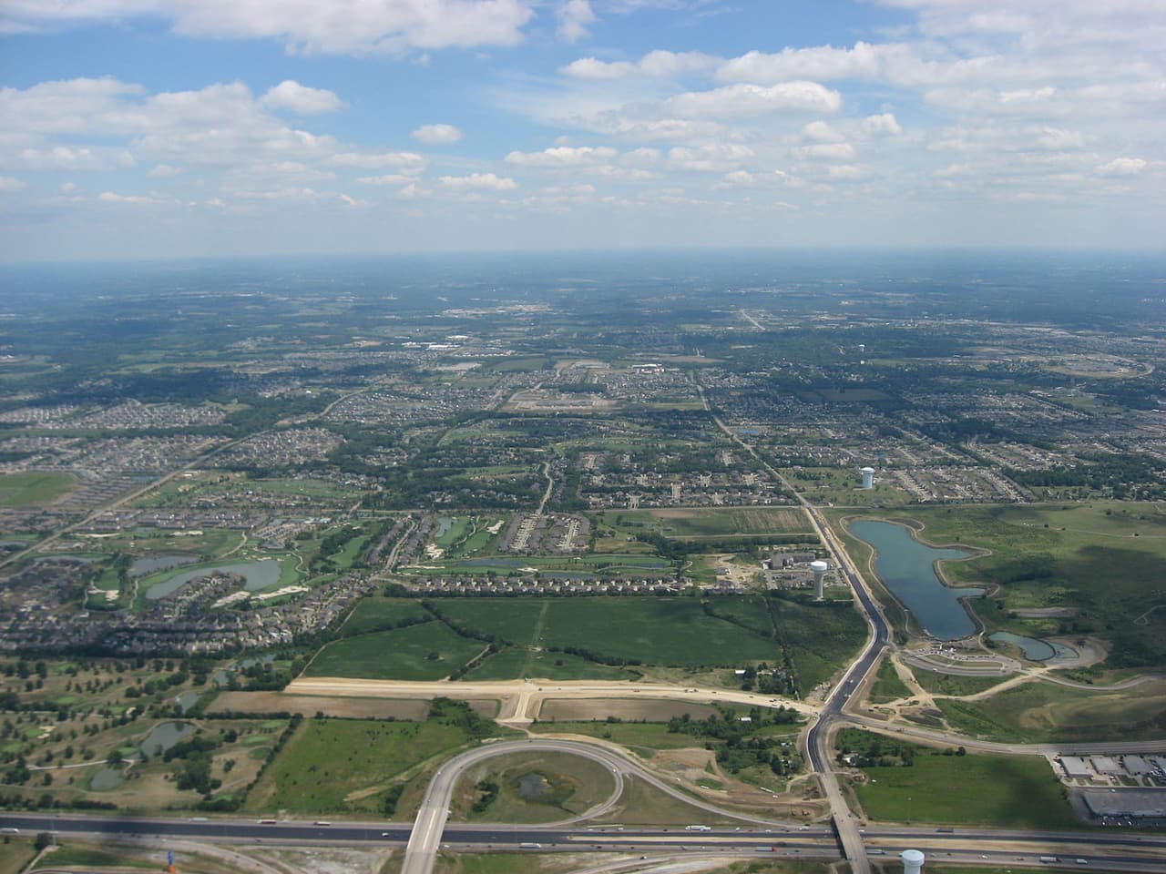 <h3 class="cms-H3-H3">4. Mason</h3>
<br>
<br>Esta ciudad es conocida también como el patio de recreo más grande de Ohio. Cuenta con dos parques temáticos importantes: uno de los parques acuáticos cubiertos Great Wolf Lodge y Kings Island, un parque de diversiones de 364 acres que alberga a la Bestia, la montaña rusa de madera más larga del mundo, que fue una vez apareció en The Brady Bunch.
<br>
<br>La ciudad también se beneficia de un auge turístico durante el Western & Southern Open anual, que atrae a los mejores talentos del tenis y se lleva a cabo en el Lindner Family Tennis Center de Mason.
<br>
<br>🏡 
<b>Estado:</b> Ohio
<br>
<br>🏡 
<b>Condado:</b> Warren
<br>
<br>🏡 
<b>Población: </b>35,564
<br>