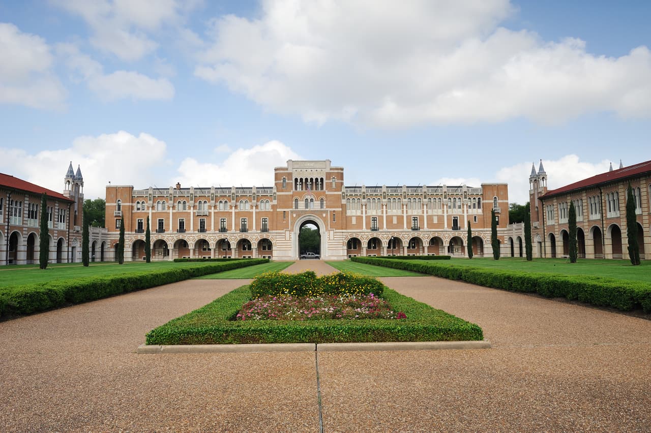 <b>Puesto 15. Universidad de Rice</b>
<br>
<br>Tasa de aceptación: 8.7%.
<br>
<br>Lugar: Houston, Texas.
<br>
<br>Esta universidad privada de investigación se estableció en 1912. Tiene una proporción de estudiantes por cada docente de 6:1. Esto quiere decir que por cada seis alumnos de la universidad hay un profesor.
<br>