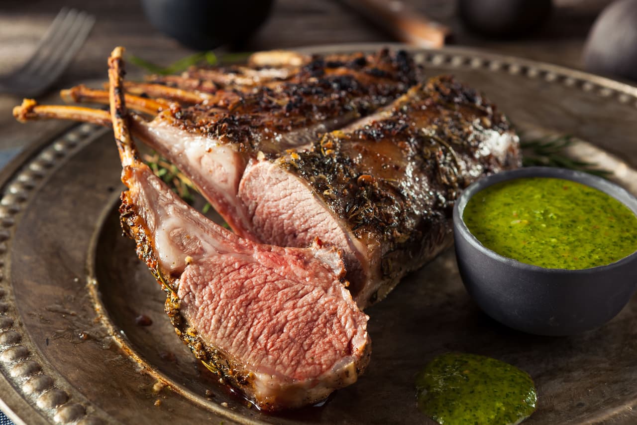 <b>Puesto 3. Carne de cordero</b>
<br>
<br>Emisión de gases de efecto invernadero para producir un kilogramo de producto: 39.7 kilogramos de CO2.
<br>
<br>Tierra necesaria para producir un kilogramo de producto: 369.8 metros cuadrados.
<br>
<br>Agua dulce necesaria para producir un kilogramo de producto: 1,802.8 litros.
<br>