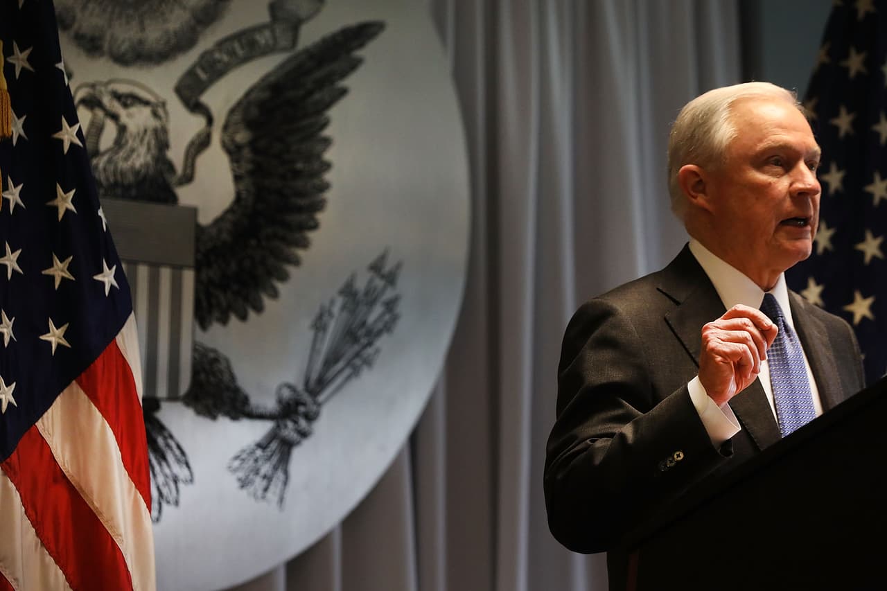 "Tengo un mensaje dirigido a cada pandilla que va tras nuestros jóvenes: los tenemos en la mira y vamos tras ustedes", dijo desde Central Islip el fiscal general Jeff Sessions el pasado 28 de abril. (Spencer Platt/Getty Images)