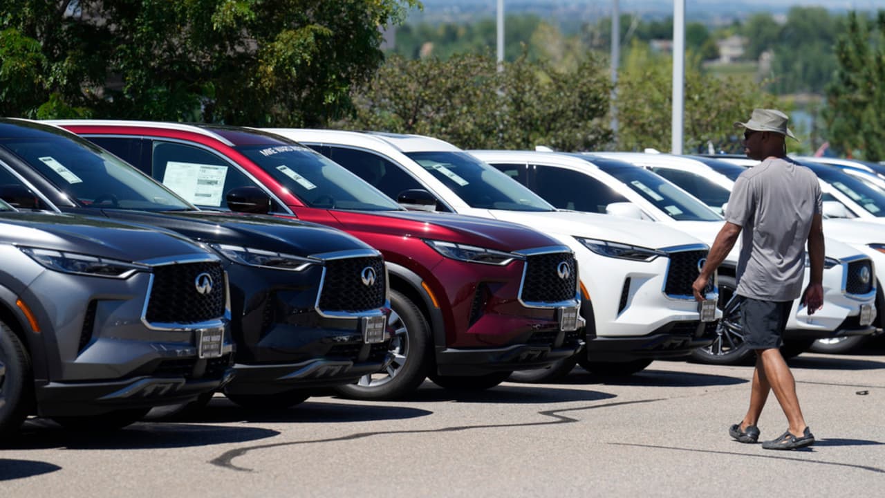 Compradores de autos en Orlando hablan sobre posibles aranceles de Trump a vehículos
