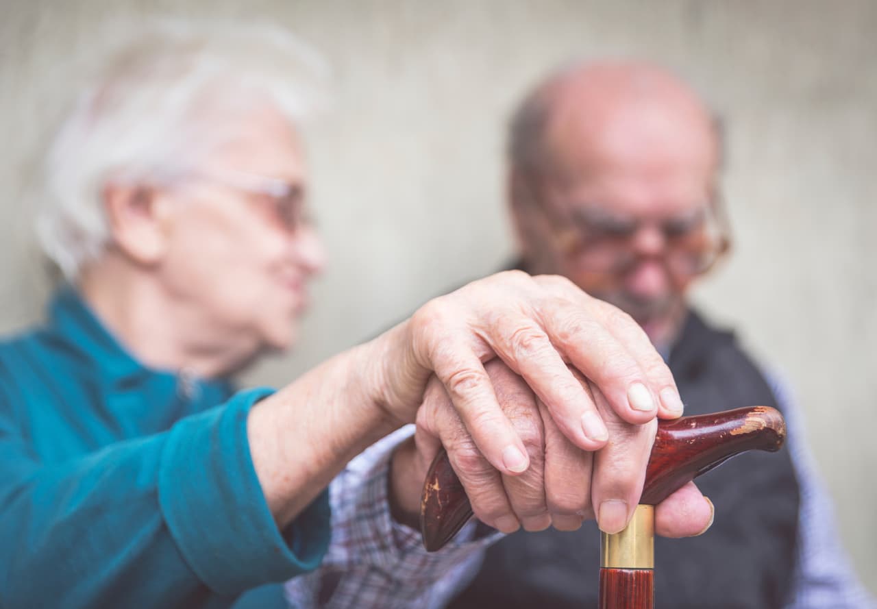 Las personas mayores de 65 años y aquellos que tienen condiciones médicas que los ponen en mayor riesgo de hospitalización y enfermedades graves deben evitar ir al supermercado, si es posible. Si debe visitar la tienda, vaya durante las 
<a href="https://www.univision.com/local/chicago-wgbo/estos-son-los-supermercados-del-area-de-chicago-que-ofrecen-horas-para-que-las-personas-mayores-compren-sin-multitudes-fotos">horas reservadas</a> para las personas mayores, cuando es probable que la tienda no esté tan llena.