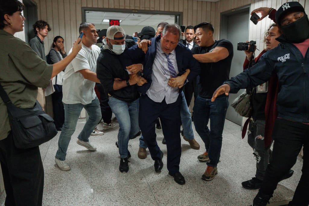 Lander, quien además es candidato a la alcaldía de Nueva York, fue empujado contra la pared por agentes de ICE, FBI y el Departamento del Tesoro durante un arresto en el 26 de Federal Plaza.