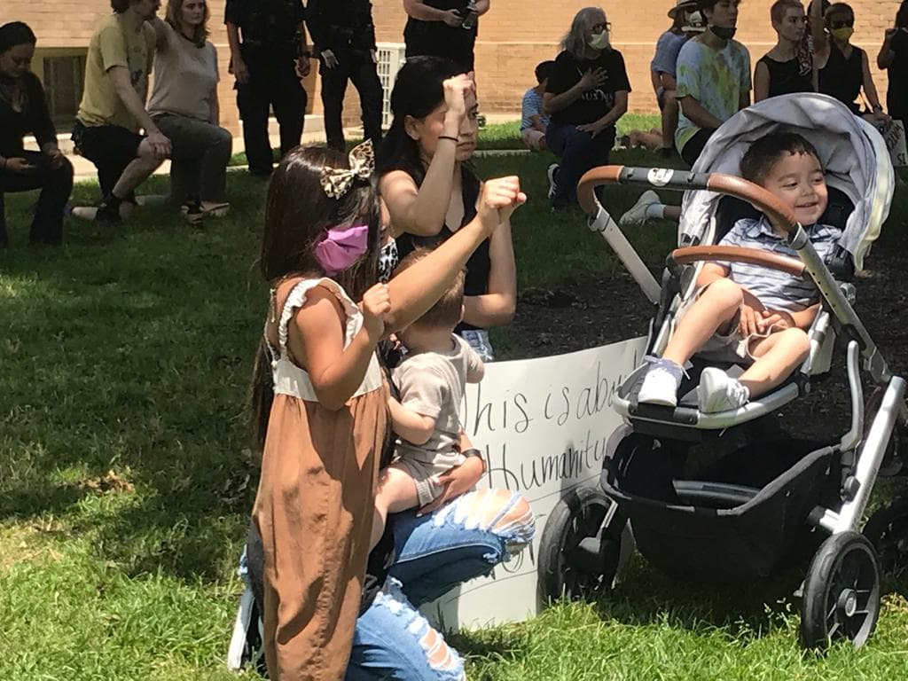 En la noche de este martes y ahora este miércoles continuaron las protestas, pero 
<b>en su gran mayoría fueron pacíficas</b> en las decenas de ciudades donde se han registrado desde la semana pasada.