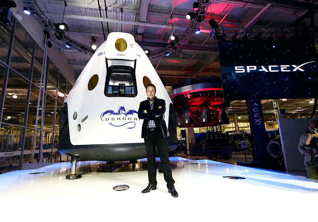 Musk es nuestro avatar de posibilidades infinitas, nuestro precursor del mundo rehecho, donde las prácticas gastadas se dejan de lado y lo sin precedentes se vuelve lógico, donde la Tierra y la humanidad aún pueden salvarse.