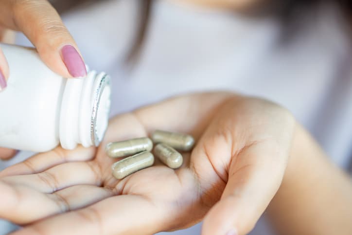 Los suplementos naturales pueden ser peligrosos: esta mujer terminó en el hospital tras consumirlos