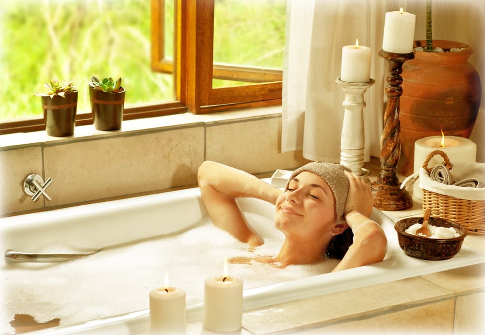 <b>CUÍDATE TÚ</b>
<br>También es buena época para el cuidado personal. Dedica un momento en tu ajetreado día para hacer algo que realmente te gusta. Toma un relajante baño de espuma, con 'bath bombs' o velas aromáticas y haz ejercicios de reflexión y autoanálisis. ¿Cómo puedes mejorar tu vida? ¿Cómo solucionar determinado problema?