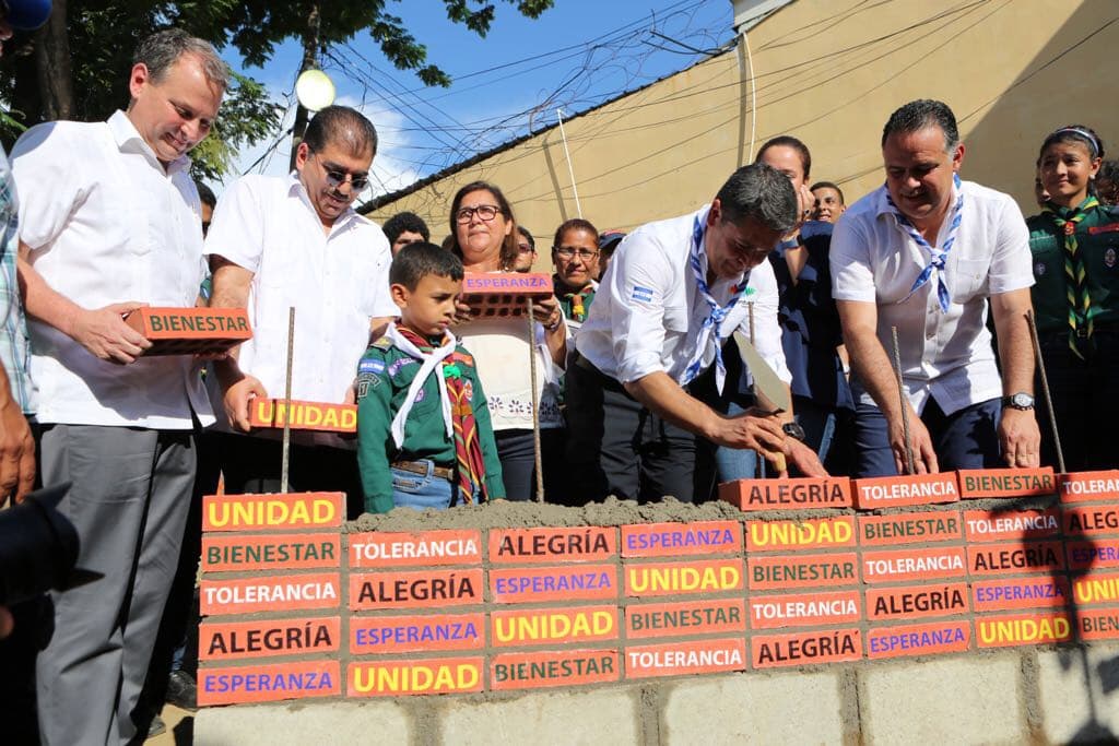El presidente Hernández pone cimientos en un parque, parte de un experimento del gobierno para crear lugares seguros en barrios con inversión de pandillas para que las familias lleven a los niños a jugar. Cortesía de la oficina del presidente.