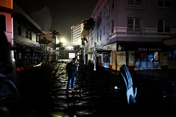 Se han reportado 
<a href="https://www.univision.com/local/tampa-wvea/huracan-milton-habilitan-nuevos-refugios-evacuaciones-masivas">inundaciones súbitas</a> en lugares como Tampa Bay y, tan solo en St. Petersburg se reportaron más de 16 pulgadas de lluvia.
