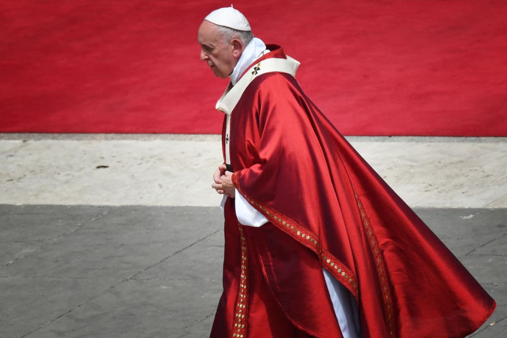El Vaticano no cree que las personas puedan elegir su género y llueven las críticas en contra
