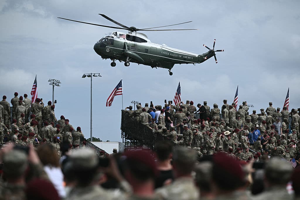 Mientras se encontraba en 
<b>Fort Bragg, base que alberga a unos 50,000 soldados en servicio activo</b>, el presidente Trump justificó el despliegue militar en Los Ángeles, como una medida "necesaria" para proteger la propiedad y al personal federal.