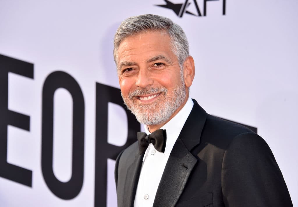 George Clooney en ‘Syriana’ (2005) 
<br>El actor se cayó durante una escena en la que se encontraba amarrado a una silla y su cabeza pegó con el piso. El golpe rompió duramente la membrana que protege el líquido cefalorraquídeo.
<br>