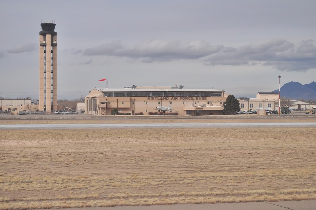 <h3 class="cms-H3-H3">11. Albuquerque, Nuevo México</h3>
<br>
<br>☢️ 
<b>La ciudad está a unas 6 millas</b> de la base aérea de Kirtland.
<br>
<br>☢️ 
<b>Densidad de población: </b>3,015 por milla cuadrada. 
<br>
<br>☢️ 
<b>Estimación de muertes y heridos en caso de un ataque: </b>11,200 muertos, 157,630 heridos.
<br>
<br>☢️ 
<b>Sistema de prevención: </b>Albuquerque’s Emergency Plans and Annexes.
<br>