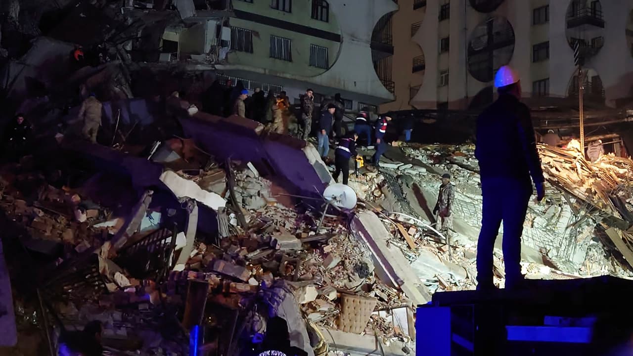 Equipos rescatistas intentan ayudar a residentes de un edificio derrumbado en Diyarbakir, Turquía. El presidente turco Recep Tayip Erdogan dijo en Twitter que “se enviaron de inmediato equipos de búsqueda y rescate” a las áreas afectadas. “Esperamos que superaremos este desastre juntos lo más pronto posible y con la menor cantidad de daños”, agregó.