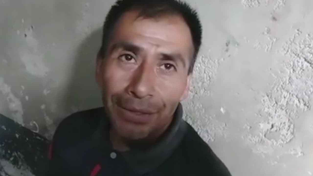 <b>"Recibí un mensaje del cielo": un hombre mata a su esposa e hijastros en Guatemala</b>
<br>
<br>Leonardo Caz confesó que mató a su esposa y a sus dos hijastros, de 18 y 15 años. Los familiares de la mujer alertaron a las autoridades al ver que no lograban comunicarse con ella ni con sus hijos. Al llegar a la casa se encontraron con la sangrienta escena del crimen. Ahora, diversas organizaciones realizaran protestas para exigir que el responsable sea llevado a juicio.
