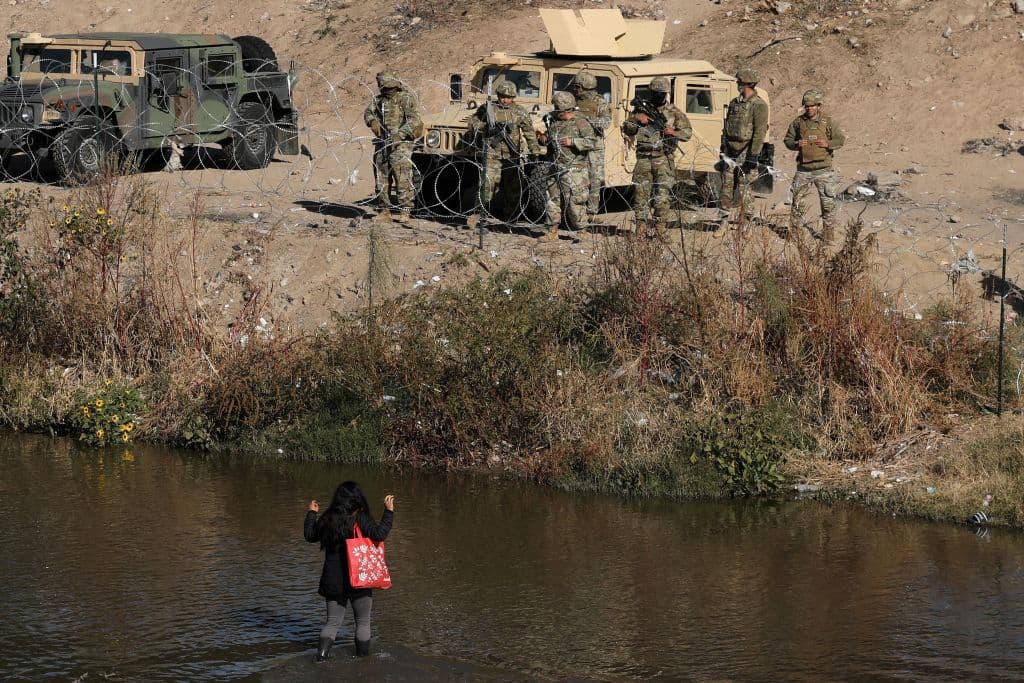 Texas desplegó en la ribera norte del Río Bravo a aproximadamente 400 efectivos de la Guardia Nacional, intimidando a los migrantes que esperan del otro lado, en Ciudad Juárez, a que haya una decisión final sobre el Título 42, 
<a href="https://www.univision.com/noticias/edicion-digital/expectativa-entre-migrantes-por-lo-que-pasara-con-el-titulo-42-tras-la-decision-de-la-corte-suprema-video">una política migratoria de la era Trump</a> que permite expulsar a migrantes por la emergencia sanitaria del coronavirus.