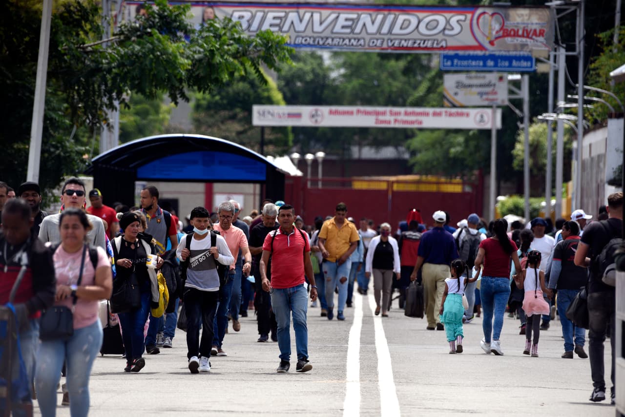 En un ambiente festivo, delegaciones de ambos países se reunieron en el puente internacional que se alza sobre el río Táchira. 
<br>
<br>Del lado venezolano acudió Ramón Velásquez, ministro de Transporte, y del lado colombiano el presidente Gustavo Petro, el primero de izquierda en su país, quien inició el deshielo de las relaciones con Nicolás Maduro al reconocerlo como presidente legítimo de Venezuela al contrario a su antecesor, que 
<a href="https://www.univision.com/temas/juan-guaido">apoyaba al líder opositor Juan Guaidó.</a>
<br>
<br>