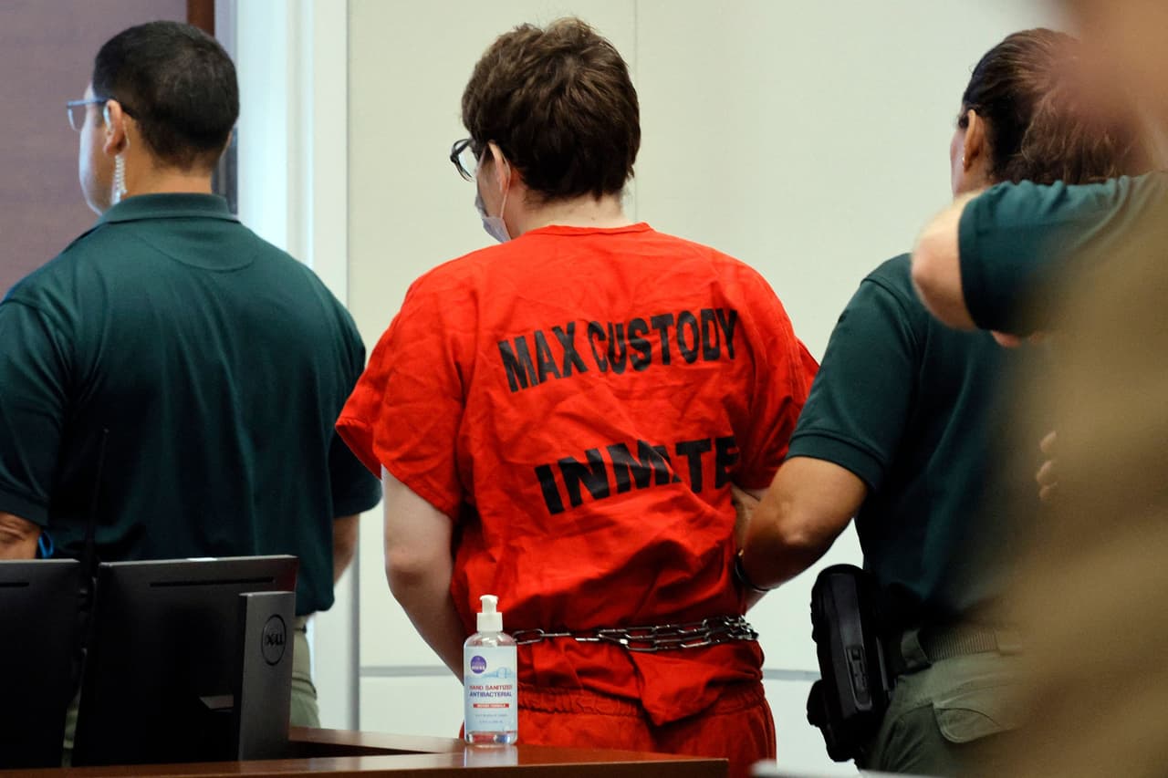 <b><a href="https://www.univision.com/noticias/justicia/masacre-de-parkland-sentencia-nikolas-cruz-marjory-stoneman-douglas">Masacre de Parkland: Nikolas Cruz sentenciado a cadena perpetua </a></b>
<br>
<br>Nikolas Cruz, autor de la masacre de Parkland, fue sentenciado el 2 de noviembre a cadena perpetua, tras evitar la pena de muerte porque el jurado no pudo acordar unánimemente dicha sentencia. El tiroteo ocurrió el Día de San Valentín de 2018 en la escuela secundaria Marjory Stoneman Douglas de Parkland, Florida y dejó 17 muertos. 
<br>