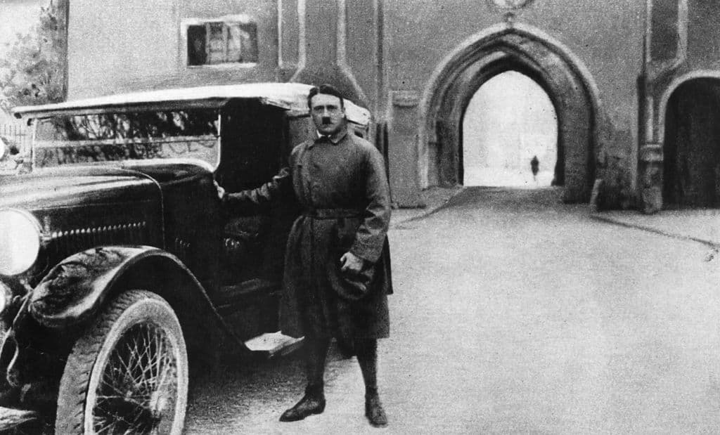 Si bien Sandgruber 
<b>no encontró manifestaciones antisemitas</b> en las cartas de Alois, otros documentos dejan claro que el futuro dictador 
<b>llegó a Viena ya convertido en un antisemita convencido</b>. 
<b>Las cartas revelan además la situación financiera de la familia y cómo fracasa por completo en su intento de volverse un gran señor agricultor independiente, al punto de que la familia vive al borde de la quiebra</b>. En la imagen, Adolf Hitler abandona la Fortaleza de Landsberg en diciembre de 1924 después de un período de prisión de nueve meses.
