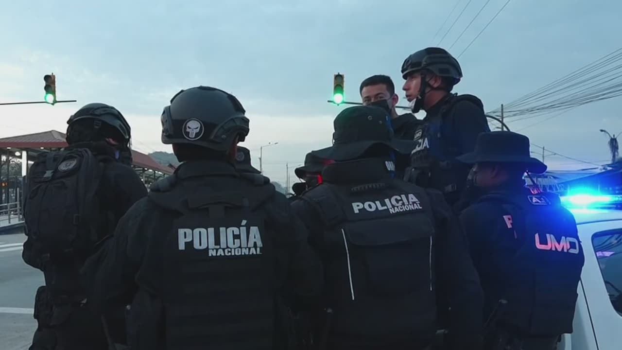 <b>Imágenes sensibles: Más de 100 muertos en la peor masacre carcelaria de Ecuador</b>
<br>
<br>En imágenes se observa a reos en medio de la disputa interna de cárteles de narcotráfico que intentan controlar el reclusorio y la venta de drogas en la ciudad. Afuera de la cárcel el desespero se apodera de los familiares que buscan información de los internos.