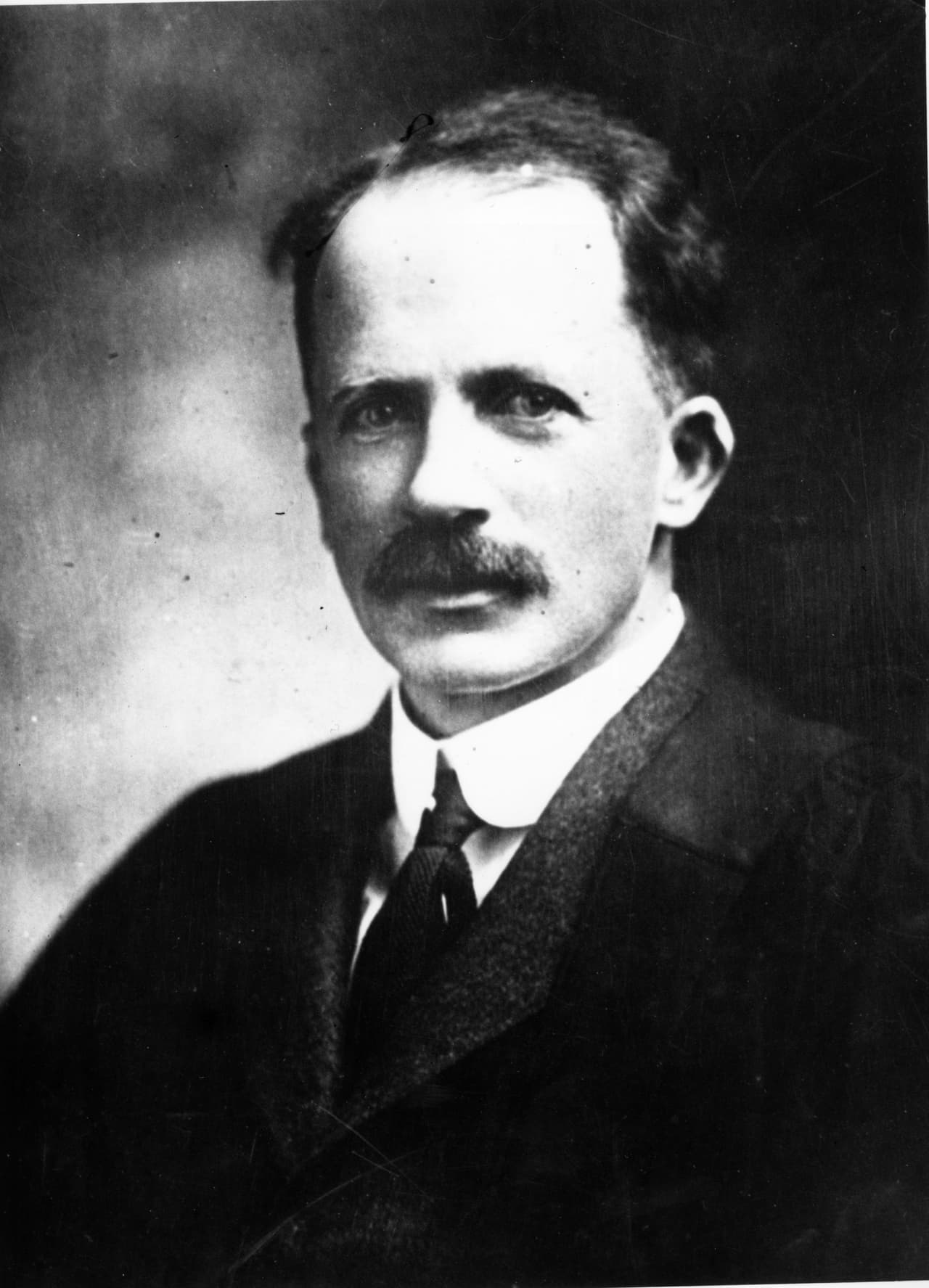 Para avanzar por ese camino de investigación, comentó su idea a 
<a href="https://www.nobelprize.org/prizes/medicine/1923/macleod/biographical/" target="_blank">John J.R. Macleod</a> (foto), profesor de fisiología de la Universidad de Toronto, institución que les facilit´´o las instalaciones para experimentar. 
<br>