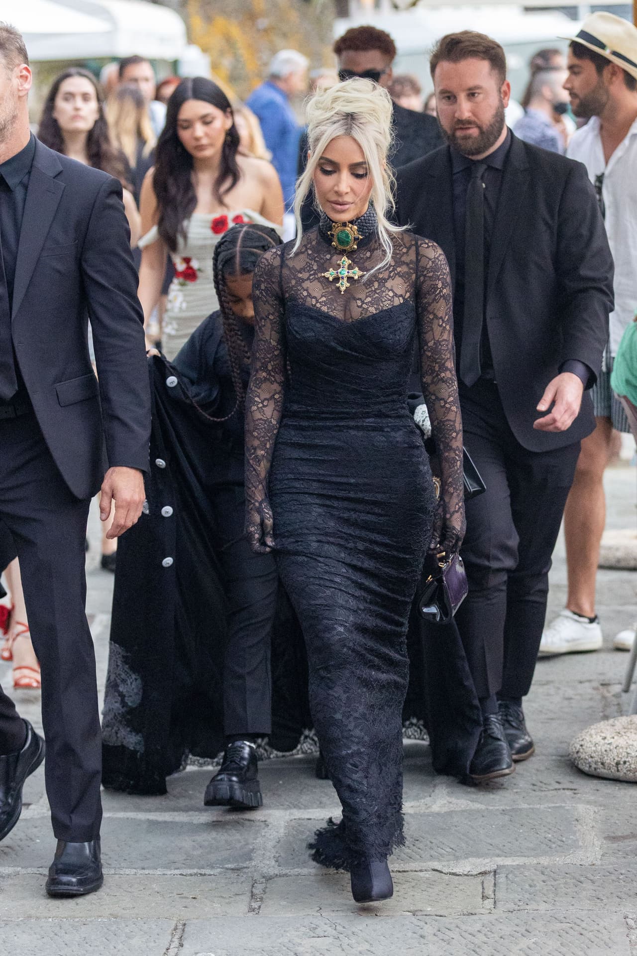 Kim Kardashian fue captada con este atuendo en negro 
<b><a href="https://www.univision.com/famosos/kim-kardashian-bautiza-a-su-hija-north-como-la-maxima-fashionista-y-su-abuela-lo-confirma-fotos" target="_blank">junto a su hija North</a></b>, de 8 años.
<br>