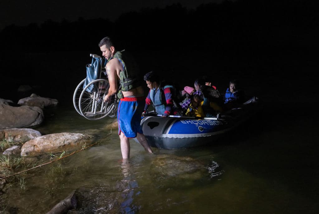 Este es el momento en que la balsa inflable de acerca a la orilla estadounidense con los migrantes y 
<b>bajan la silla de rueda de Trinidad</b>, quien viajó con un grupo de migrantes centroamericanos.