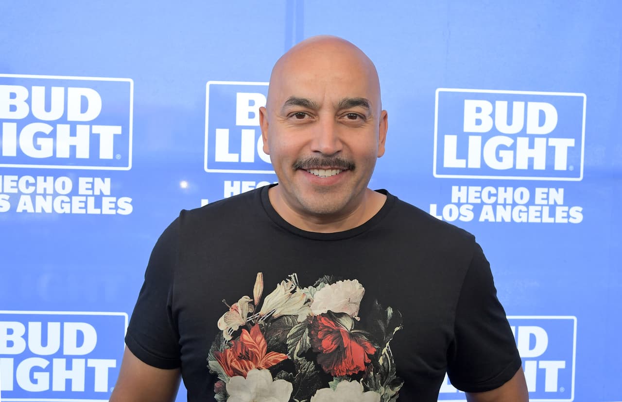 “La gente no sabe qué hacer para dañarte”, dijo 
<b>Lupillo Rivera</b> cuando se difundió una muy explícita foto de él completamente desnudo, en la que dejaba ver su virilidad. Al hermano de Jenni lo habían presionado para no dar a conocer la imagen, pero él no cedió.