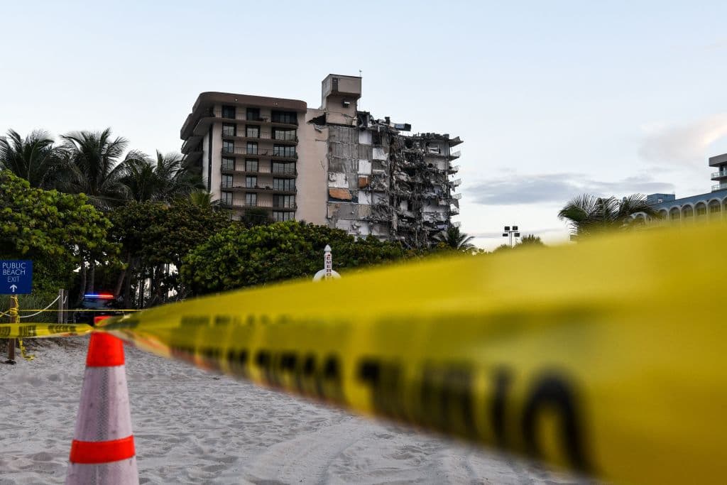 El derrumbe 
<b>dejó varios departamentos expuestos </b>que seguía en pie. Imágenes de televisión mostraron literas, mesas y sillas aún dentro de los apartamentos dañados. En algunos puntos colgaban aparatos de aire acondicionado, con cables al aire.