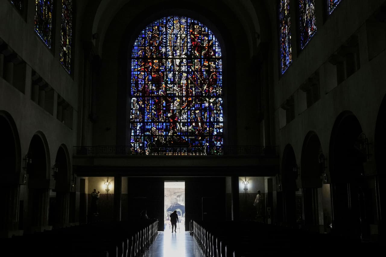 Una feligresa sale del Santuario de la Virgen de Lourdes después de rezar durante la Semana Santa en Santiago, Chile, el jueves 17 de abril de 2025. 
<br>
<br>El papa Francisco ya había manifestado en años anteriores su intención de lograr una celebración unificada. En 2014, incluso ironizó sobre la confusión que generan las fechas diferentes: “¿Cuándo resucita tu Cristo? ¿La semana que viene? El mío resucitó la semana pasada”. 
<b>Esta vez, el Papa fue más enfático al proponer que la coincidencia actual sirva como un punto de partida hacia la unidad.</b>