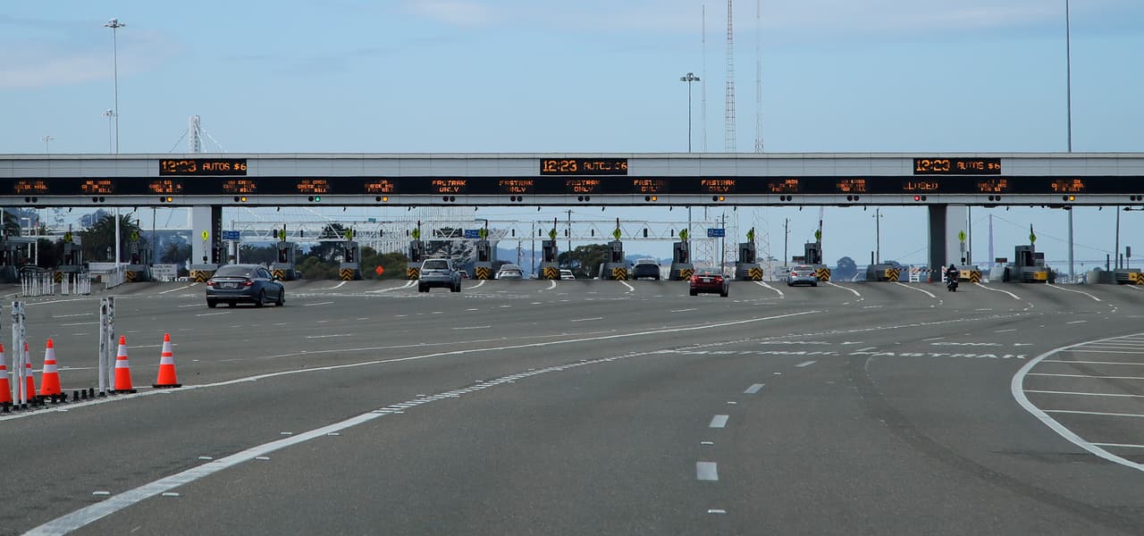 Otra de las medidas para frenar la propagación del virus fue el anuncio del gobernador Gavin Newsom, la agencia de transporte Caltrans y la Autoridad de Peaje del Área de la Bahía para 
<a href="https://www.univision.com/local/san-francisco-kdtv/siete-condados-de-la-bahia-de-san-francisco-extienden-el-cierre-de-escuelas-hasta-el-1-de-mayo" target="_blank">suspender el cobro de peaje</a> en las casetas de los siete puentes que operan en la región.