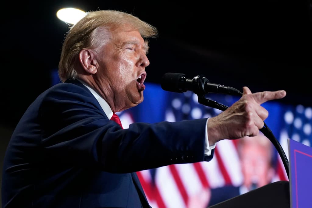 Trump arrecia su retórica antiinmigrante: acusa sin fundamento a Biden de querer "destruir a EEUU"