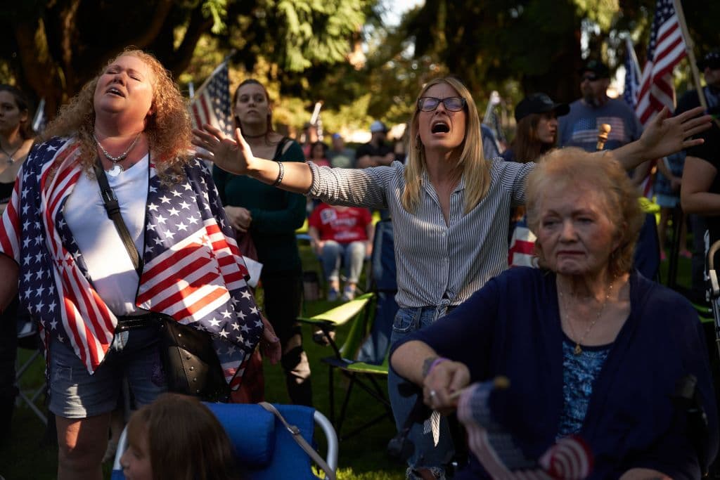 En horas tempranas de este sábado, otro grupo de personas también se congregó en Portland, pero para rendir homenaje a Aaron Danielson, "Jay", el hombre asesinado en la ciudad. Entre los presentes había familias y mucha personas con banderas estadounidenses, armas y gorras de la campaña de Trump.