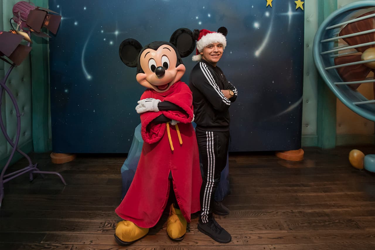 Christian Nodal es otro de los cantantes de regional mexicano que se dio un merecido descanso y cumplió su sueño de visitar Disneylandia y saludar a su ídolo, 'Mickey Mouse', a finales de 2017.