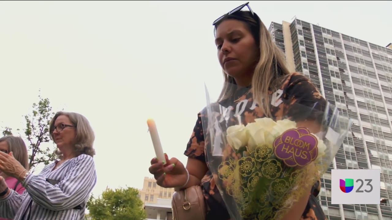 Con velas y flores, personas se manifestaron en Dallas para pedir un alto a los tiroteos masivos en escuelas que han cobrado la vida de menores. Esto tras la 
<a href="https://www.univision.com/local/san-antonio-kwex/tiroteo-escuela-robb-elementary-uvalde-texas" target="_blank">masacre en la primaria Robb, de Uvalde, </a>que dejó 21 muertos.
<br>