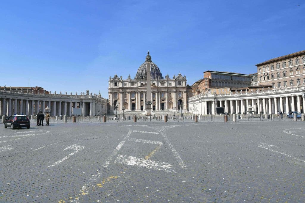 Oficiales italianos en la plaza vacía de San Pedro el 22 de marzo de 2020 en el Vaticano. Italia superó a China en cantidad de muertos a causa del coronavirus. 
<b>El país mediterráneo fue el primero del continente que ordenó el confinamiento de toda la población hace más de 10 días.</b>