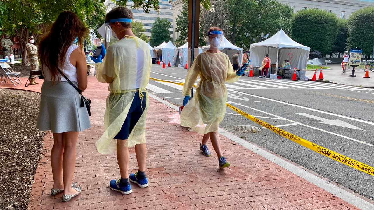 Sin embargo, el EDD 
<a href="https://www.edd.ca.gov/about_edd/coronavirus-2019/faqs-espanol.htm" target="_blank">especificó</a> que las personas que calificaban para recibir "beneficios del Seguro de Desempleo hasta el 25 de julio seguirá siendo elegible para los $600 adicionales, incluso si se le paga más tarde".