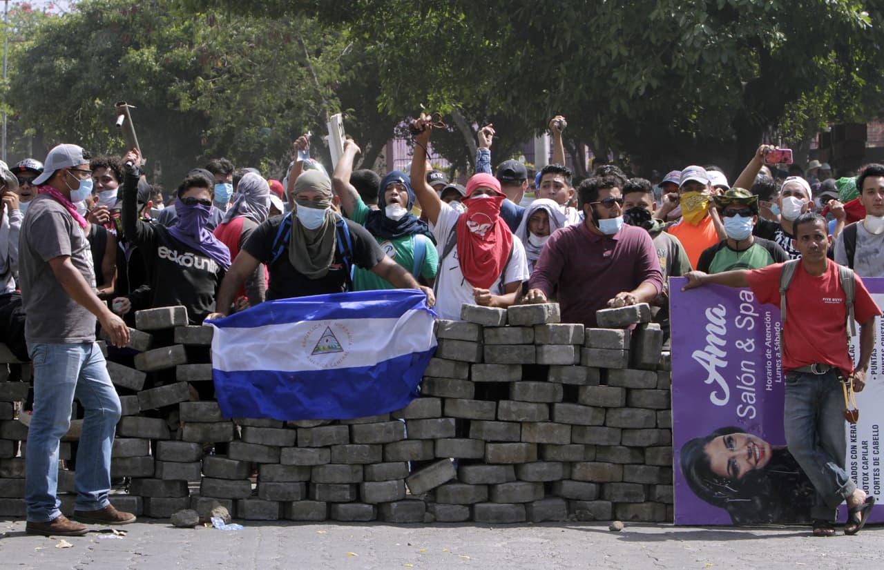 La aparición del presidente nicaragüense Daniel Ortega la tarde del sábado por primera vez desde que empezó la crisis no logró calmar los ánimos, en parte a que, pese a sus llamados al dialogo, el mandatario no se refirió a los muertos que ha dejado la ola de violencia, la mayoría de las cuales se le atribuye a la acción represiva de las fuerzas policiales. En la fotografía, estudiantes esperan a los agentes de la policía antidisturbios en una barricada cerca del Colegio Técnico de Nicaragua.