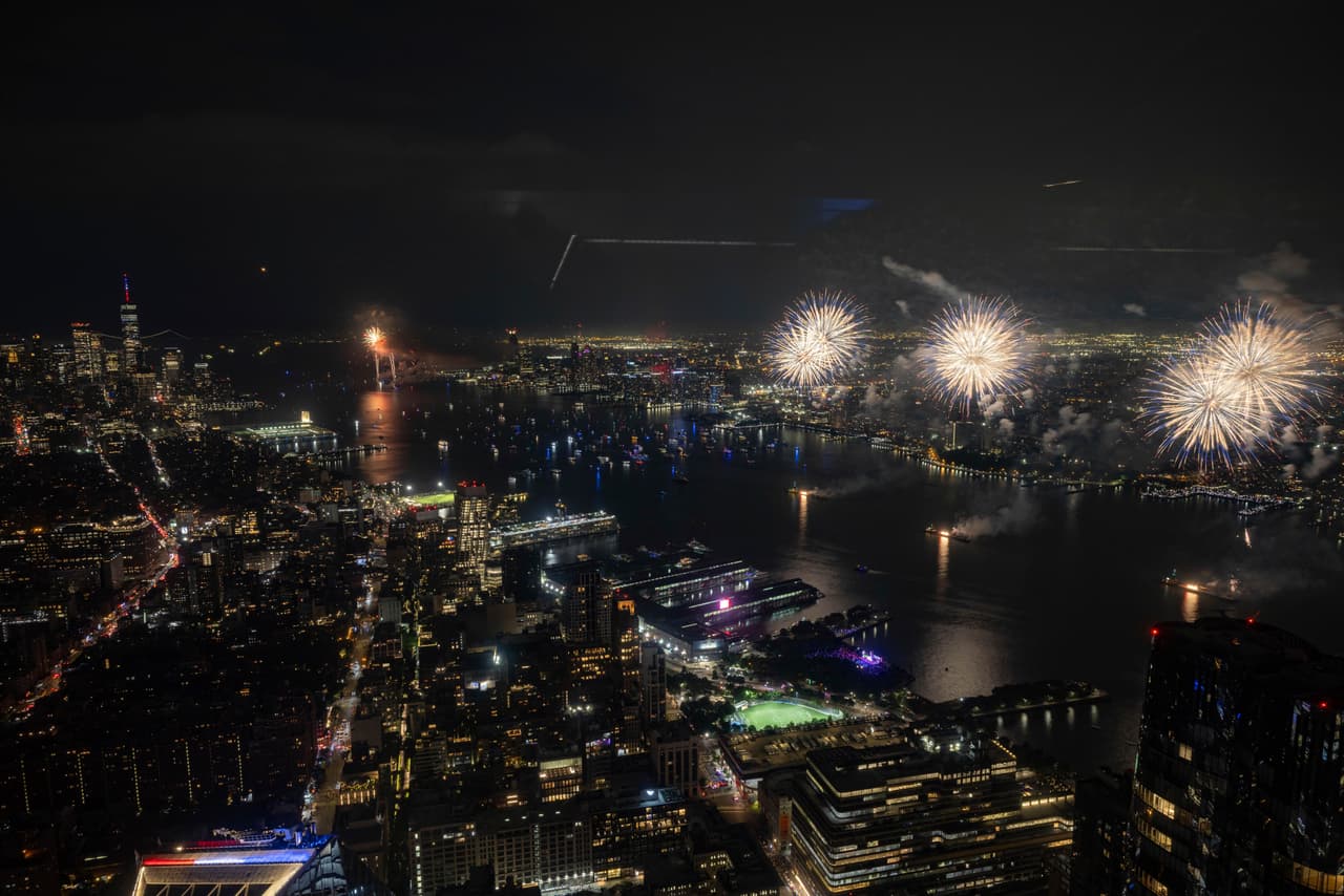 Los residentes de Nueva York y Nueva Jersey disfrutaron del espectáculo de luces y colores sobre el río Hudson.
<br>