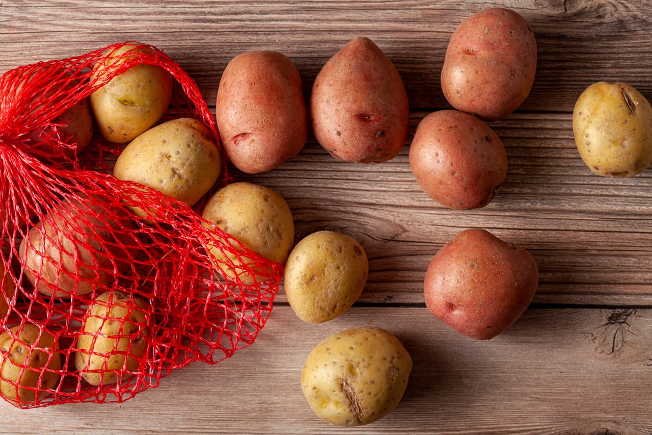Las condiciones climáticas y las dificultades para los agricultores también han perjudicado al cultivo de 
<b>la papa, o patata</b>. Granjeros de Maine han tenido que enviar semillas a Washington o Idaho para hacer frente a la escasez. El problema del suministro ha llevado a que su costo sea más alto, en promedio, un 2%.