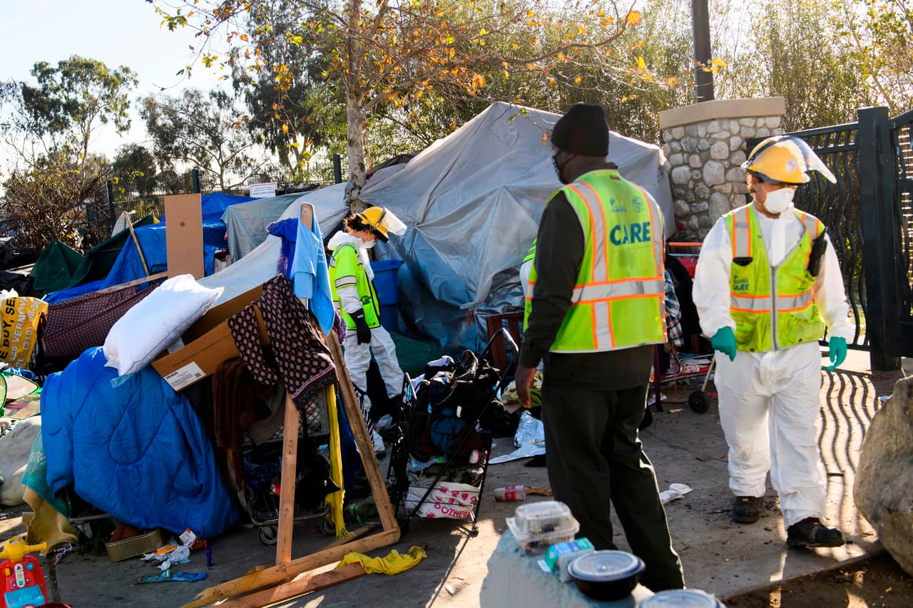 Del total de 580,466 de personas sin vivienda, las minorías raciales continúan siendo mayoría entre los desamparados. Los 
<a href="https://www.univision.com/temas/afroestadounidenses">afroestadounidenses</a> representan el 39% del total, a pesar de que suponen el 12% de la población estadounidense. Con relación al informe del año anterior la cifra muestra una subida de 9 puntos porcentuales. En segundo puesto figuran los 
<a href="https://www.univision.com/temas/hispanos">latinos</a>, que constituyen el 23 % entre los sin techo, un aumento del 5% respecto al reporte anterior.