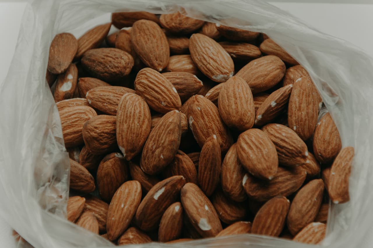 <b>Proteínas: sí; frituras</b>: no. Las opciones son ilimitadas. Lo único que debes cuidar es no freírlas y evitar aquellas con alto contenido de grasa como la tocineta. Entre las recomendadas por la Asociación Estadounidense de Diabetes están aquellas de origen vegetal como el tofú o las nueces, el pescado y el pollo.
<br>