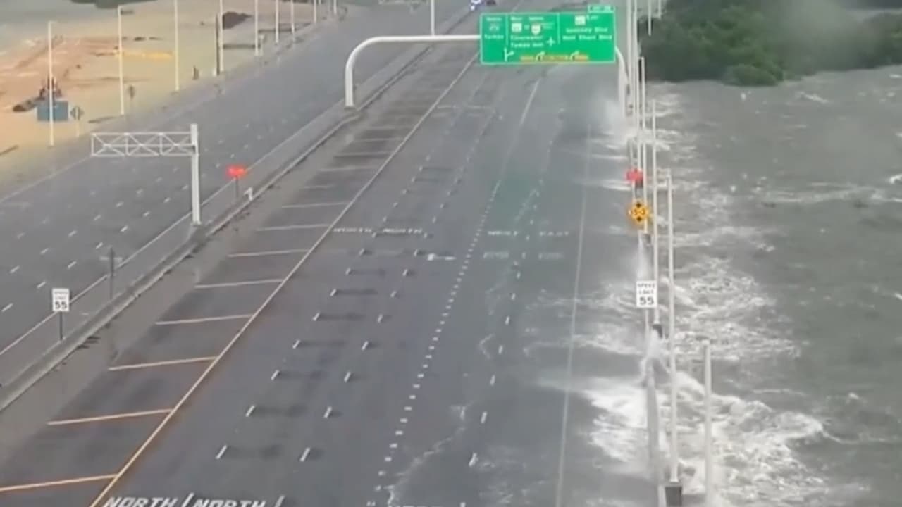 Una 
<b>autopista en Tampa Bay es casi cubierta por la marea</b>, tras el paso del Huracán Idalia, la mañana de este miércoles 30 de agosto.