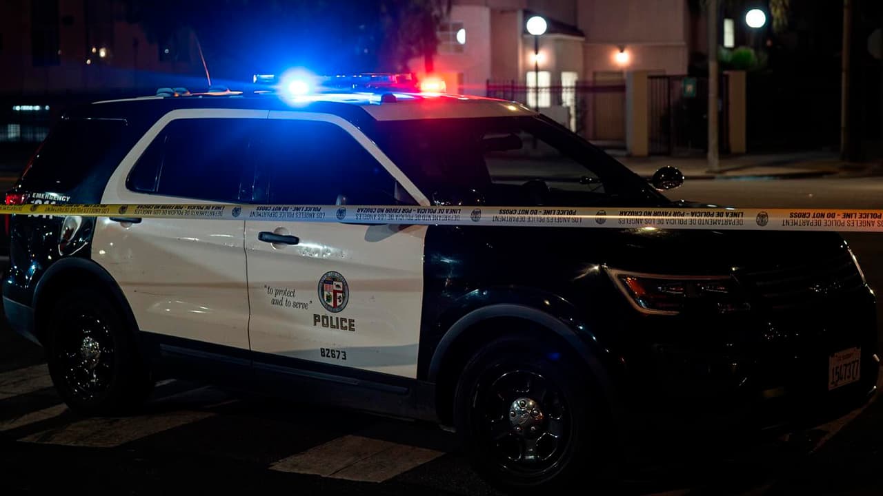 Buscan a conductora que atropelló a un grupo de ciclistas en Boyle Heights que repartían tarjetas rojas